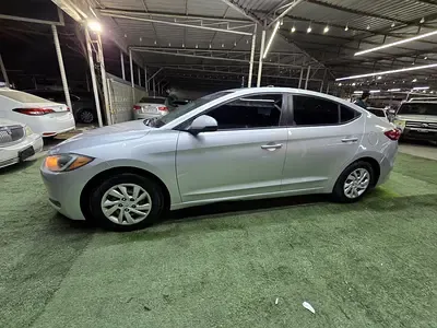 Hyundai Elantra - фото 1