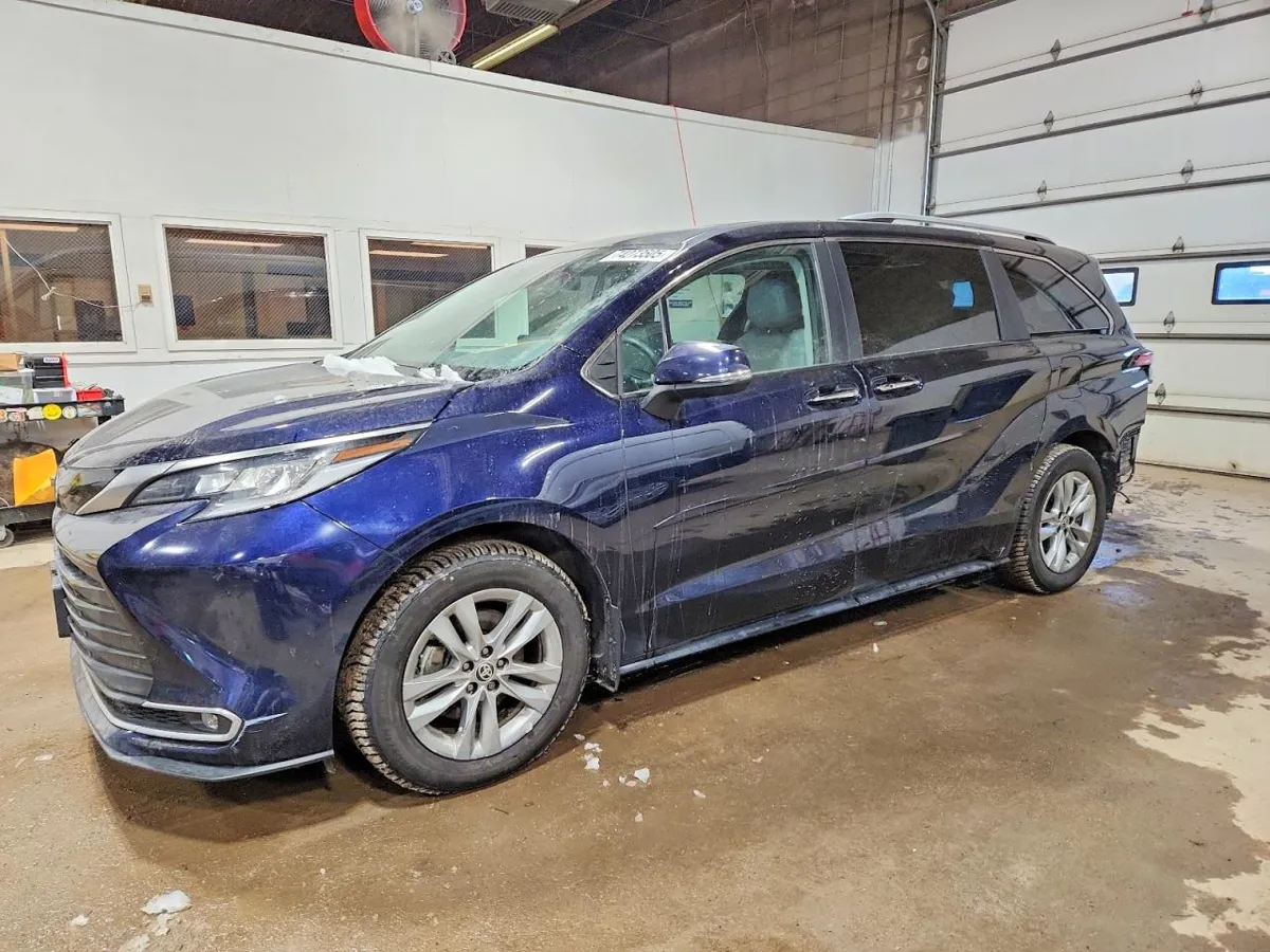 TOYOTA SIENNA - фото 1