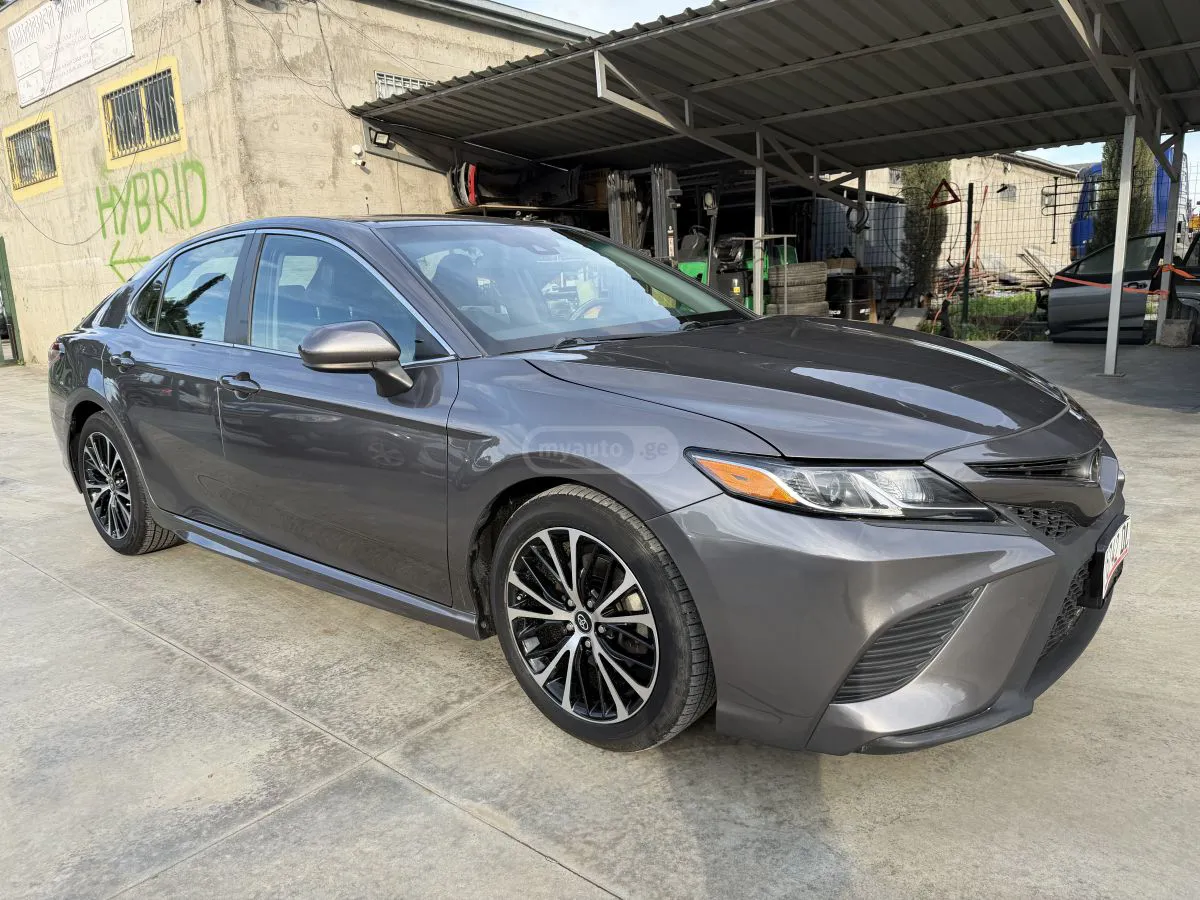 Toyota Camry - фото 1