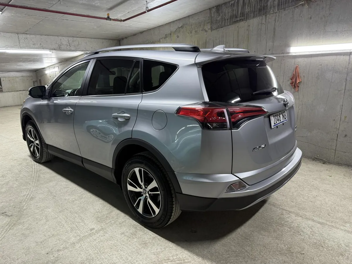 Toyota RAV 4 - фото 1