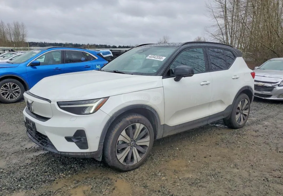 Volvo XC 40 - фото 1