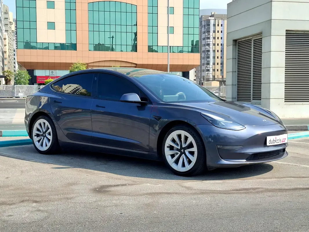 Tesla Model 3 - фото 1