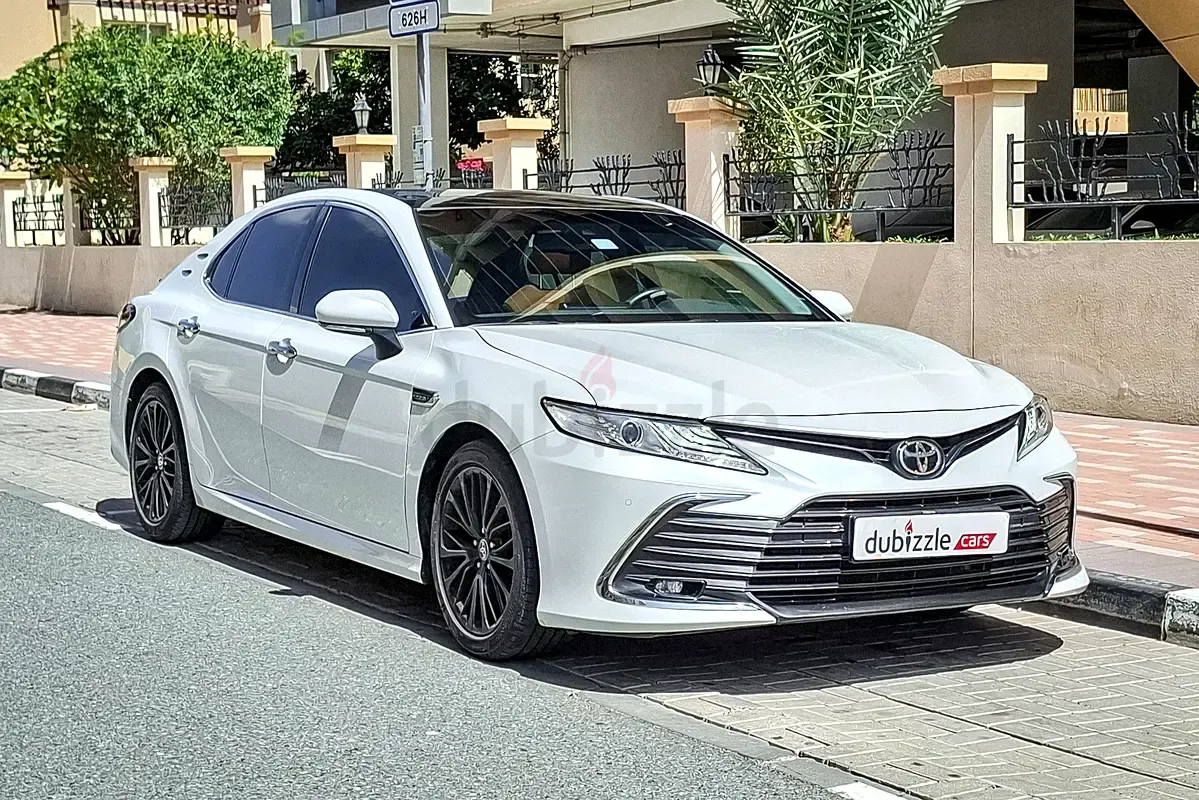 Toyota Camry - фото 1