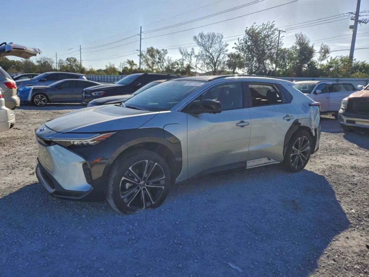 TOYOTA BZ4X - фото 1