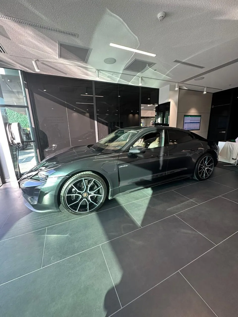 Porsche Taycan 4 S - фото 1