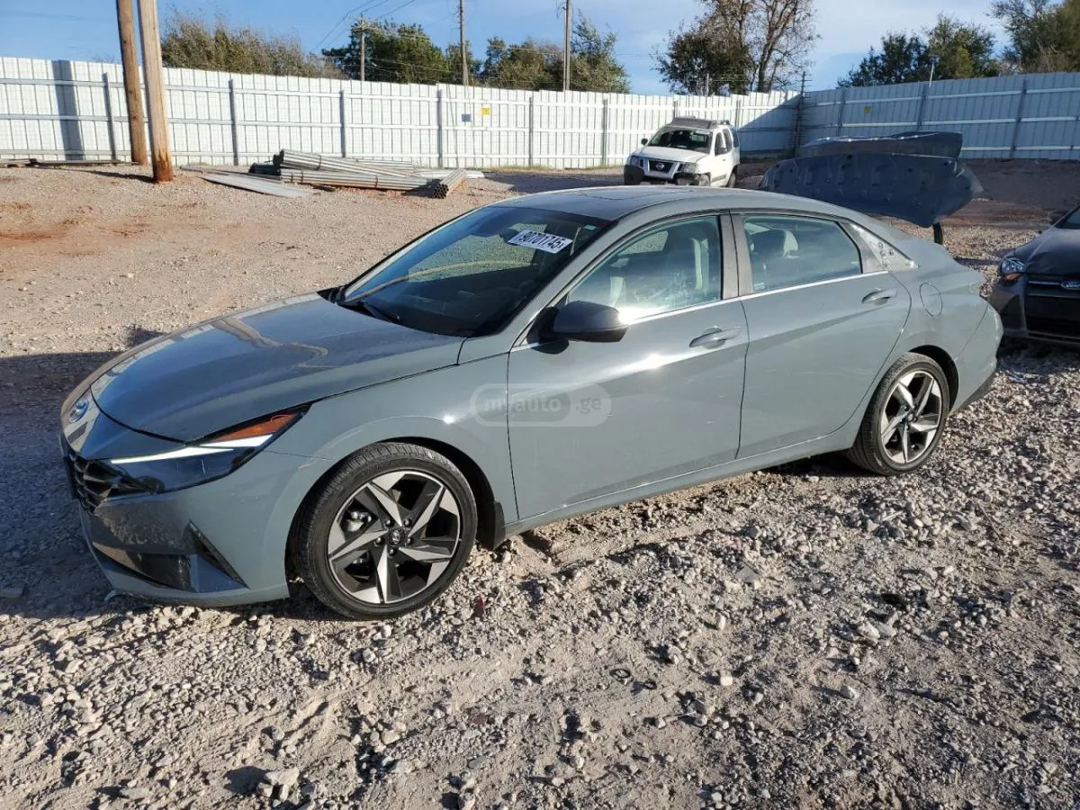 Hyundai Elantra - фото 1