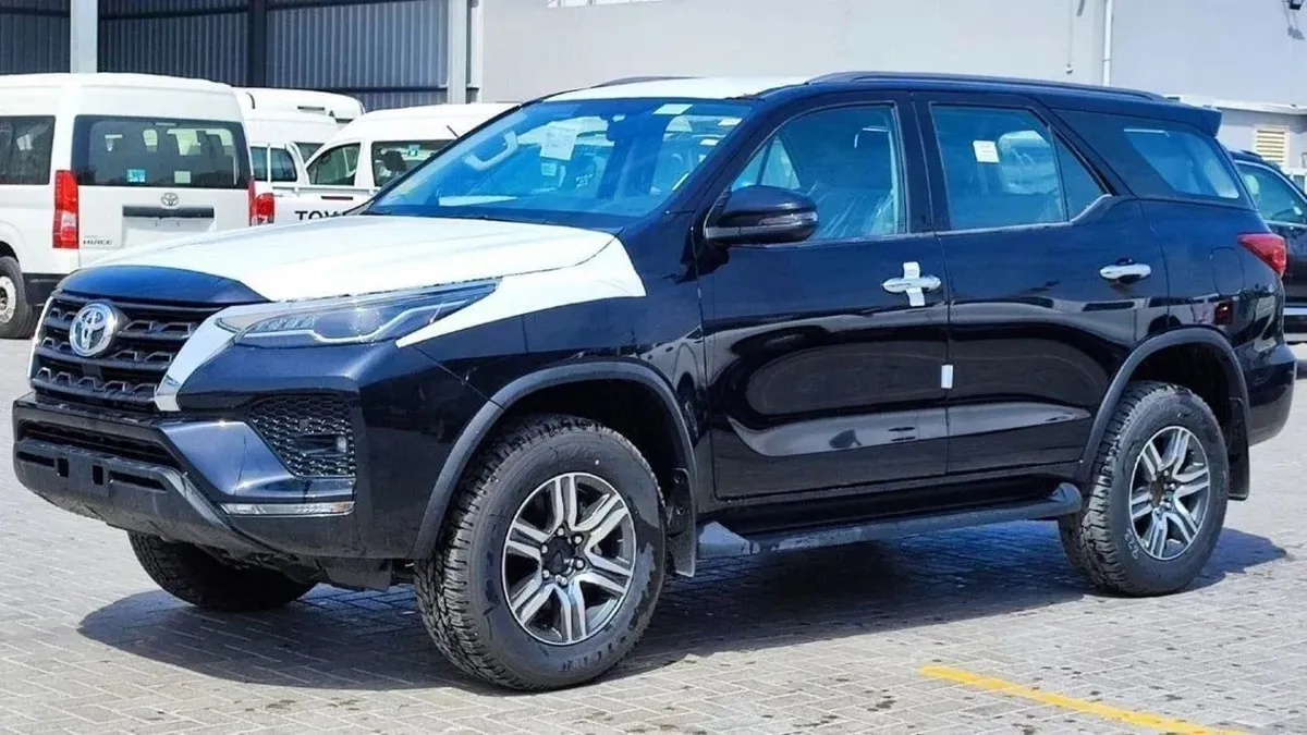 Toyota Fortuner - фото 1