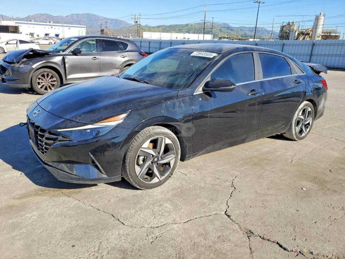 Hyundai Elantra - фото 1