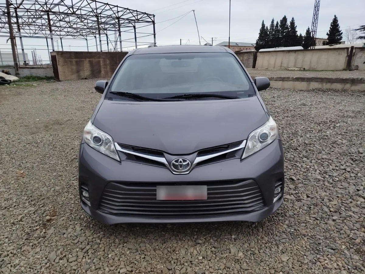 Toyota Sienna - фото 1