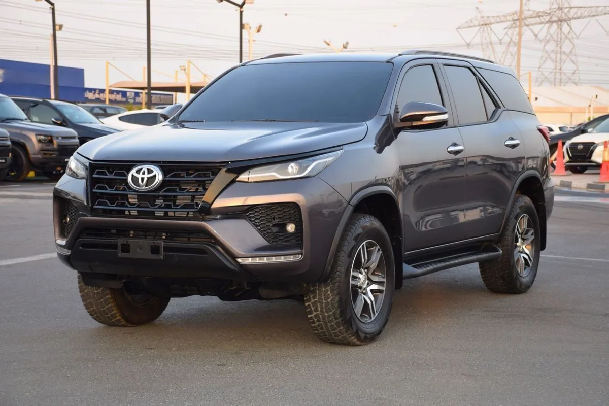Toyota Fortuner - фото 1