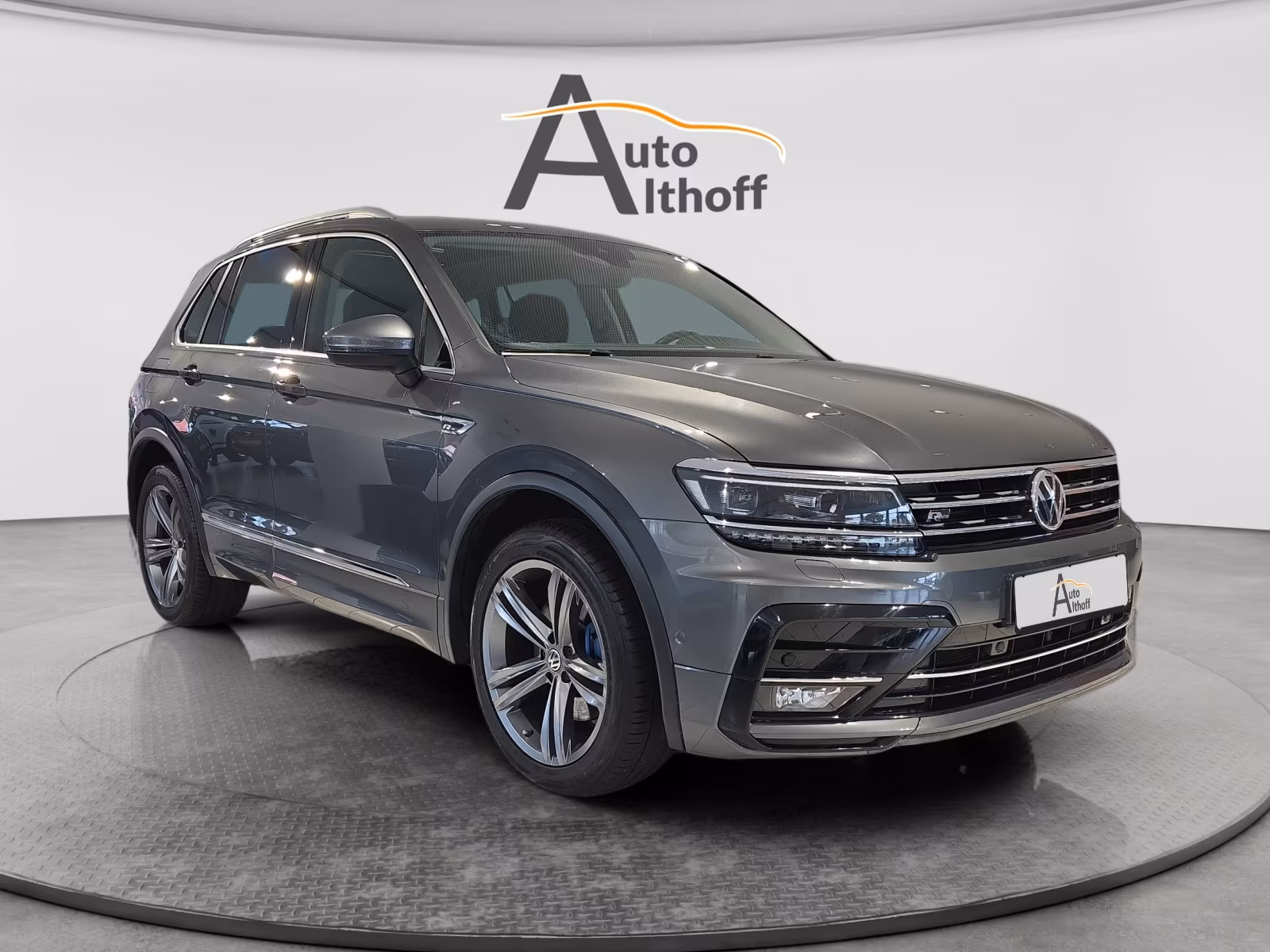 Volkswagen Tiguan - фото 1
